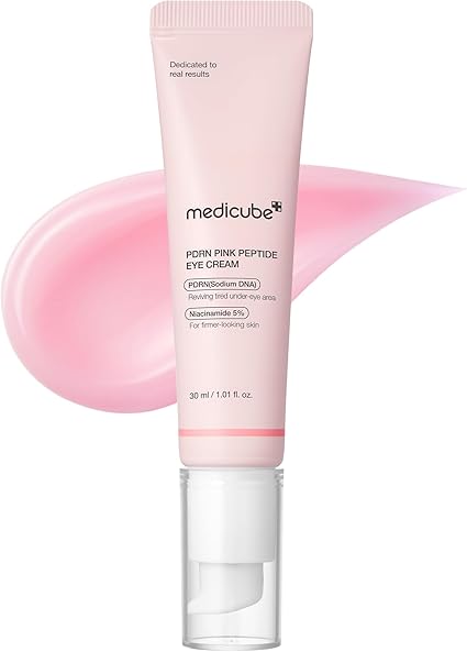 Tubo cosmético rosa con etiqueta “PDRN Pink Peptide Eye Cream” y fondo de crema extendida.
